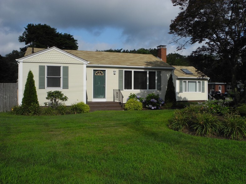 1055 Oaklawn Ave, Cranston, RI for sale - Primary Photo - Image 1 of 1