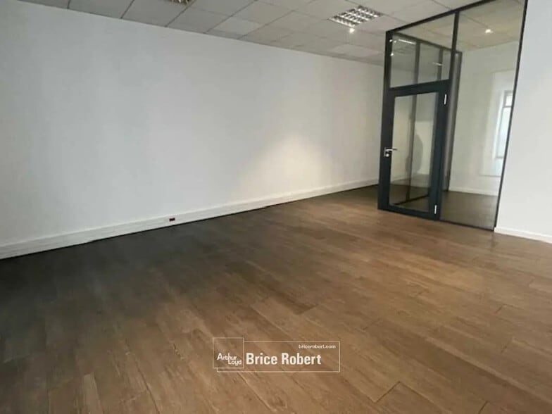 Office in Lyon for lease - Interior Photo - Image 1 of 8