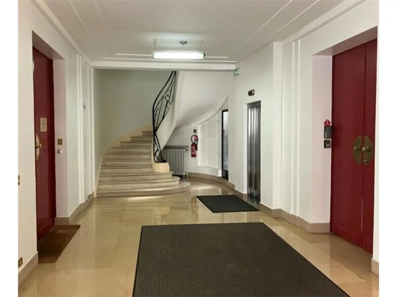 2 Rue Lord Byron, Paris for lease - Lobby - Image 1 of 10