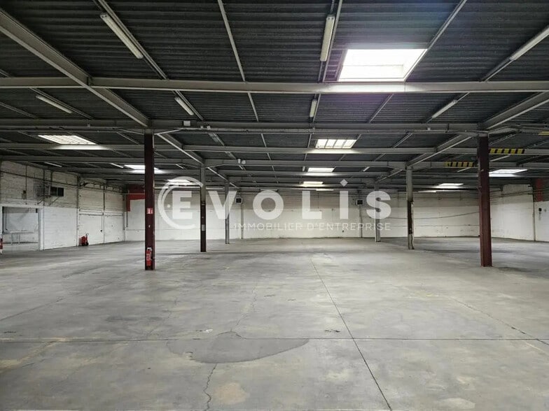 Flex in Villebon-sur-Yvette for lease - Interior Photo - Image 3 of 11