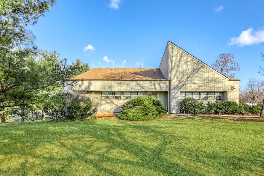 8 Medical Park Dr, Pomona, NY for sale - Building Photo - Image 1 of 1