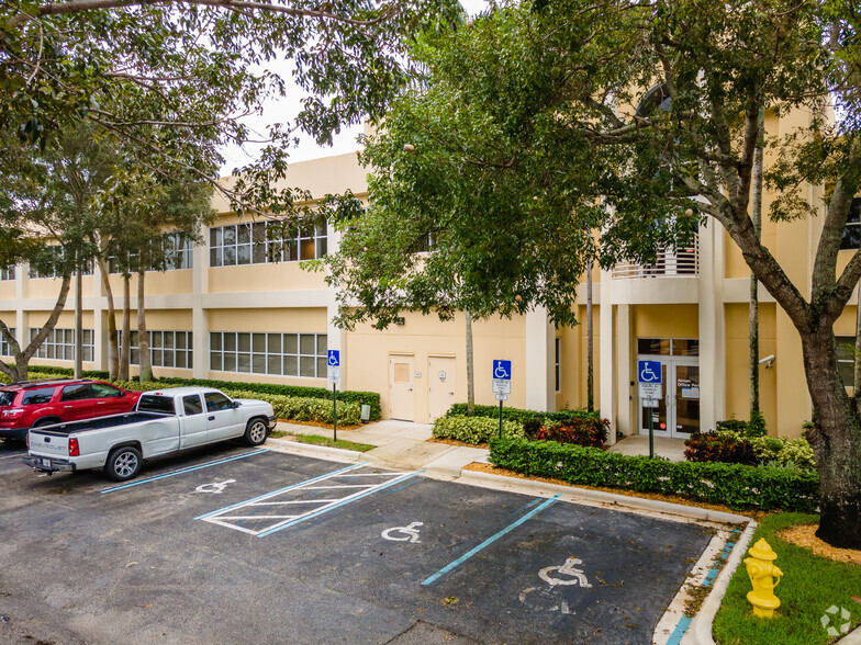 861 SW 78th Ave, Plantation, FL for lease - Building Photo - Image 2 of 7