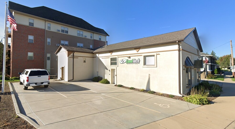 111 W 2nd St, Oconomowoc, WI for sale - Building Photo - Image 3 of 4