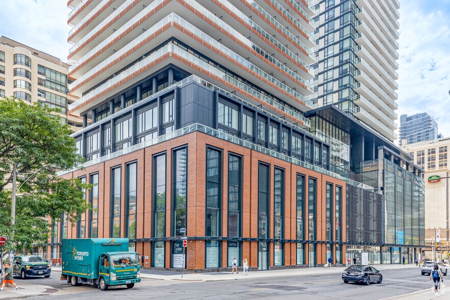 501 Yonge St, Toronto, ON for sale - Building Photo - Image 2 of 9