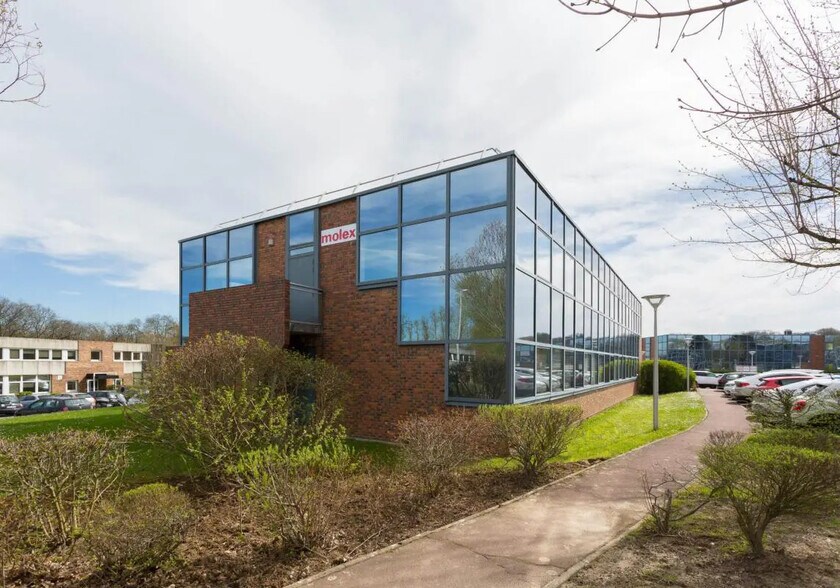 Office in Bièvres for lease - Building Photo - Image 2 of 8