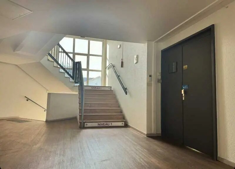 Office in Villeurbanne for lease - Interior Photo - Image 3 of 3