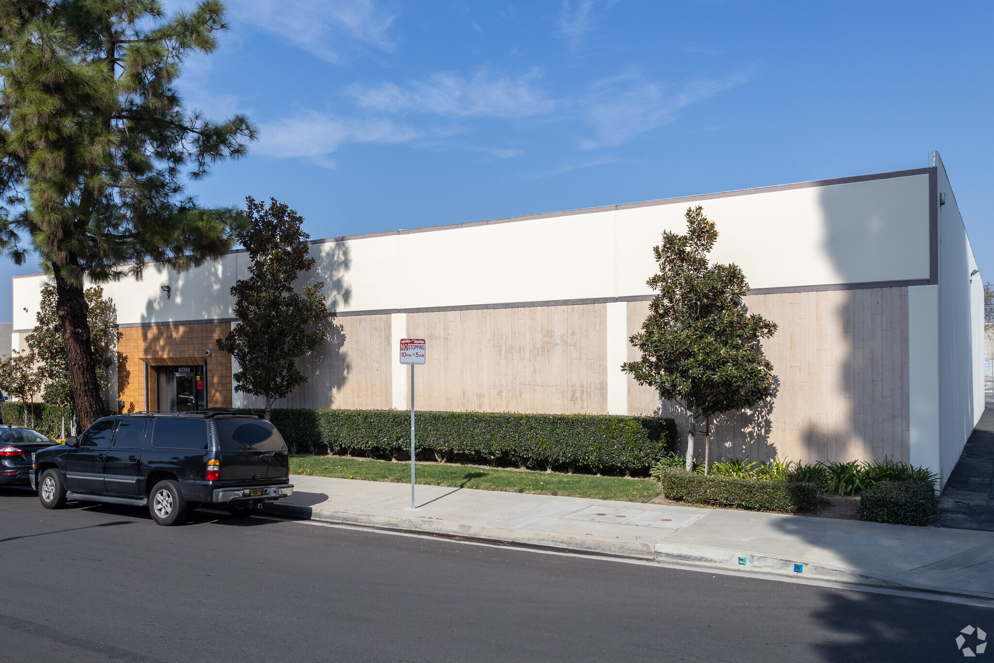 16625 Arminta St, Van Nuys, Ca 91406 - Industrial For Lease 