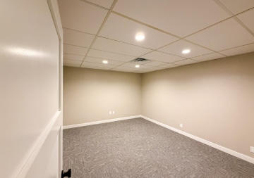 2212 E Moreland Blvd, Waukesha, WI for lease - Interior Photo - Image 3 of 10