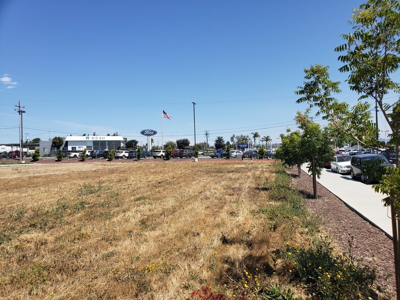 580 Auto Center Dr, Watsonville, CA for lease - Building Photo - Image 3 of 7