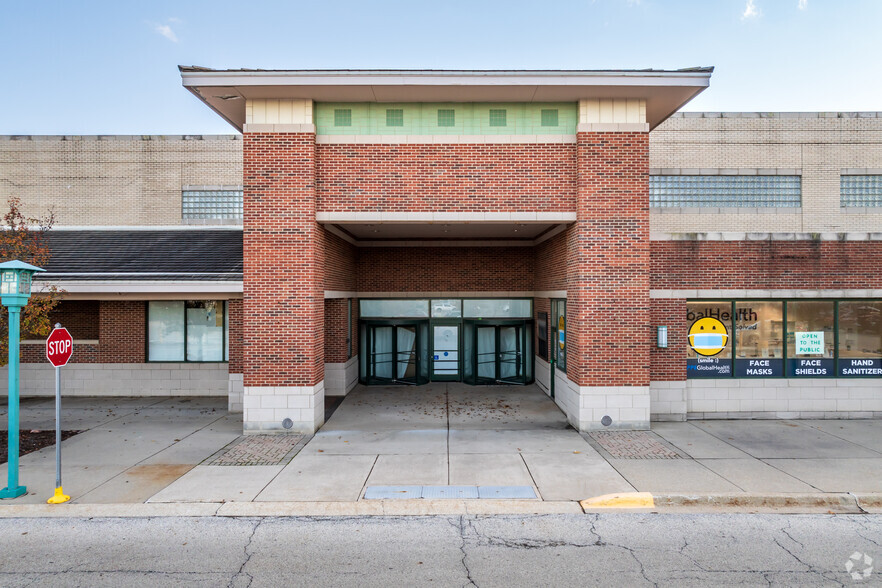 980 Elk Grove Town Ctr, Elk Grove Village, IL for lease - Building Photo - Image 3 of 12