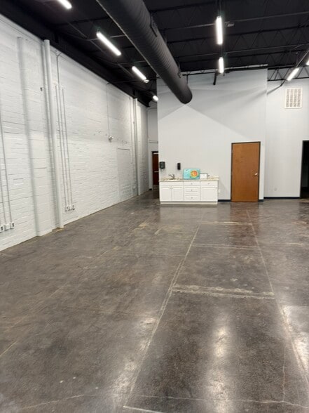 608 E Hickory St, Denton, TX for lease - Building Photo - Image 2 of 9