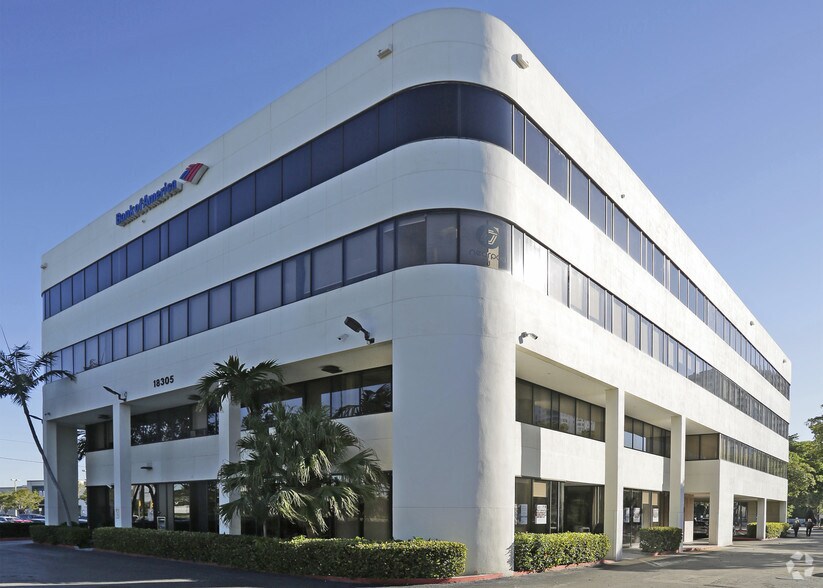 18305 Biscayne Blvd, Aventura, FL for lease - Building Photo - Image 3 of 35