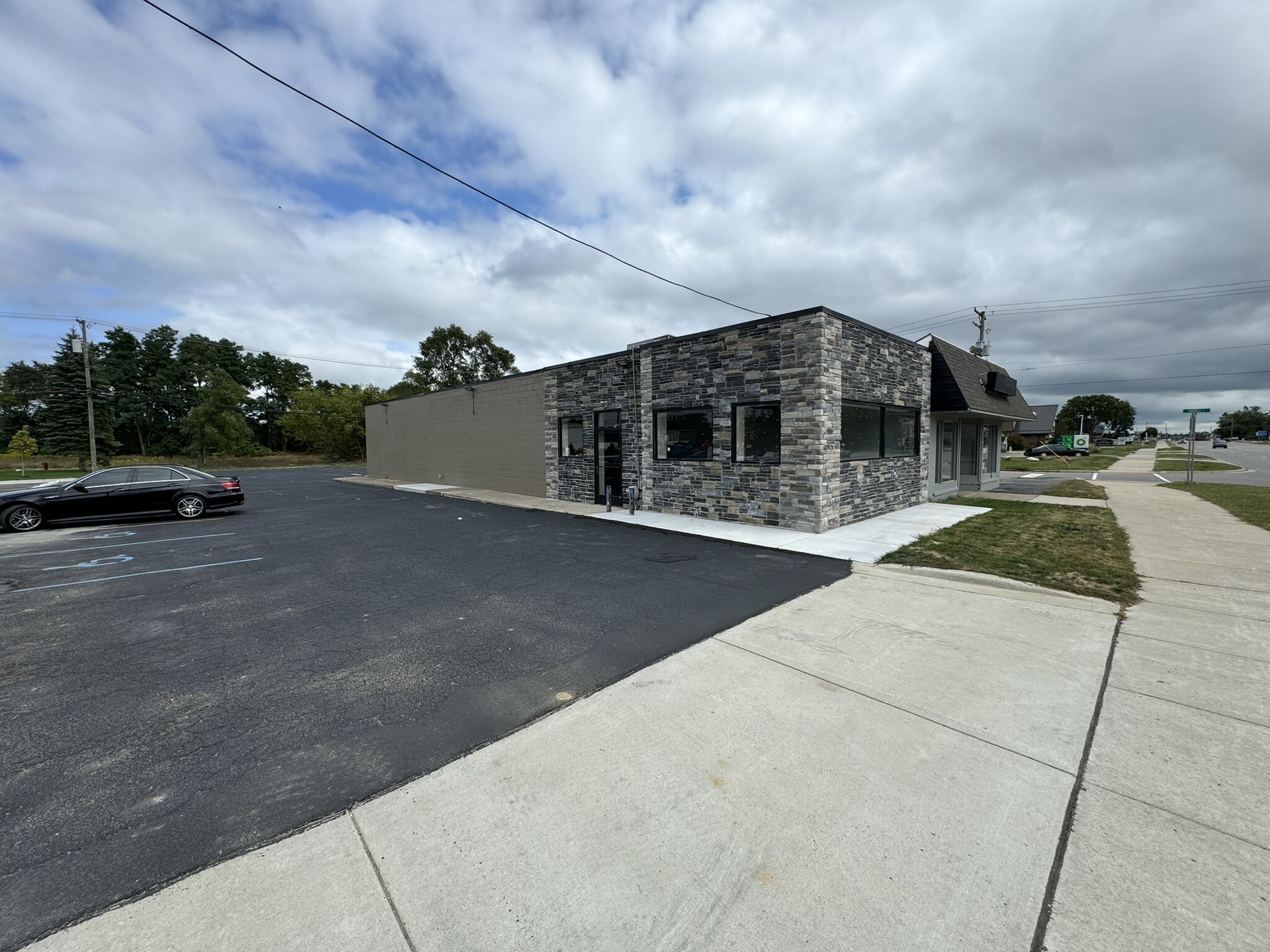 691 S Lapeer Rd, Oxford, MI for lease Building Photo- Image 1 of 7