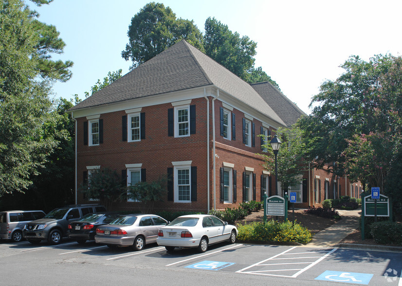 6849 Peachtree Dunwoody Rd NE, Atlanta, GA for lease - Primary Photo - Image 1 of 17