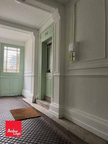 Office in Chartres for lease - Lobby - Image 3 of 4