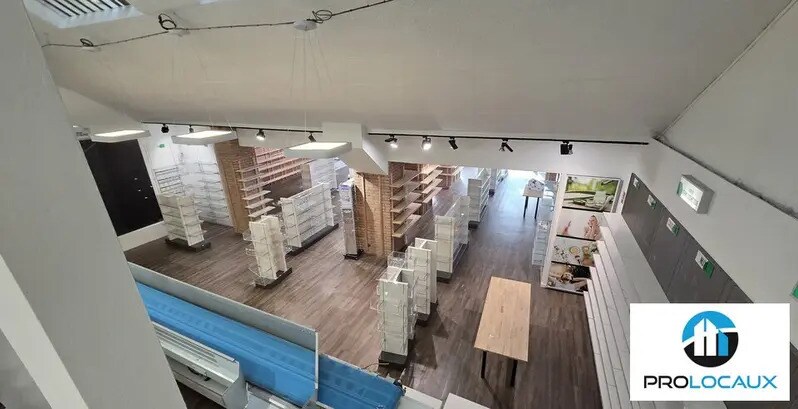 Retail in Voiron for lease - Interior Photo - Image 2 of 12