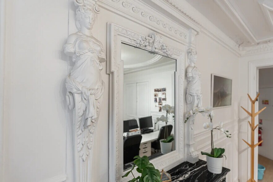 85 Rue De Maubeuge, Paris for lease - Interior Photo - Image 3 of 7