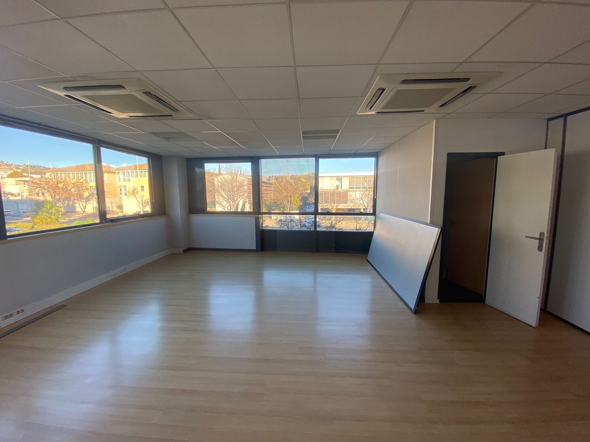 11 Avenue Andre Roussin, Marseille for lease Interior Photo- Image 1 of 3