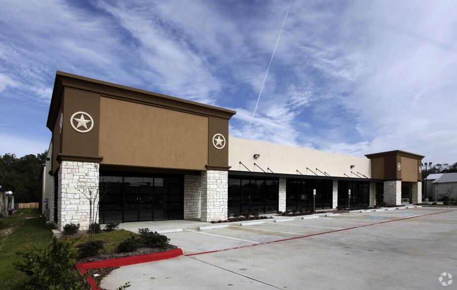 715 E Main St, Tomball, TX for lease - Building Photo - Image 3 of 8