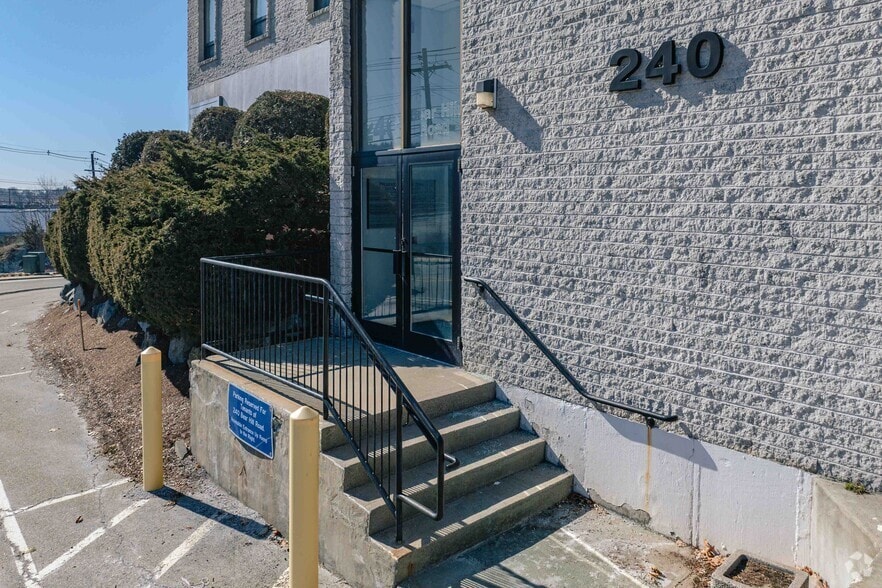 240 Bear Hill Rd, Waltham, MA for lease - Building Photo - Image 3 of 5