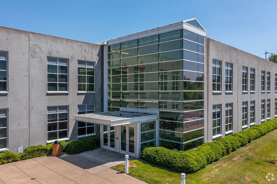 555 International Way, Springfield, OR for lease - Building Photo - Image 3 of 5