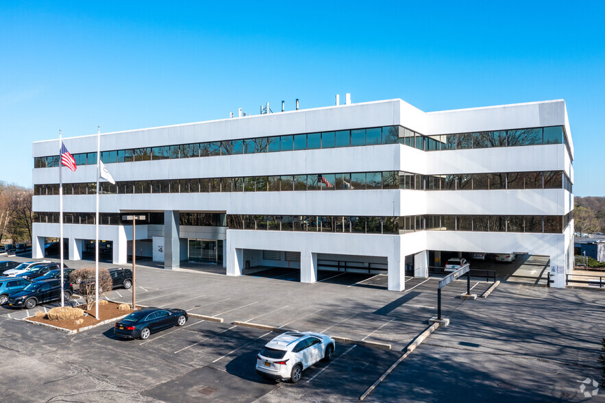 4 W Red Oak Ln, White Plains, NY for lease - Building Photo - Image 1 of 13