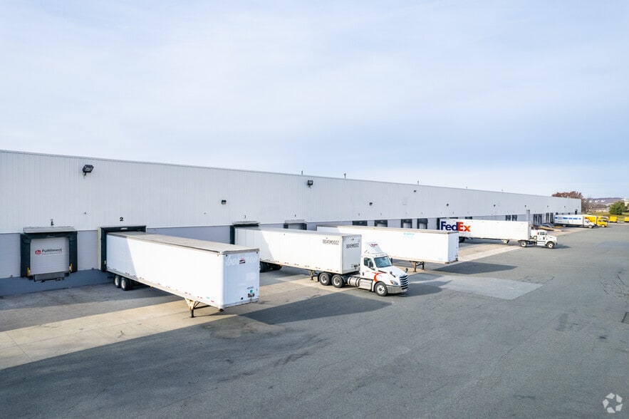 7566 Morris Ct, Allentown, PA for lease - Building Photo - Image 3 of 9