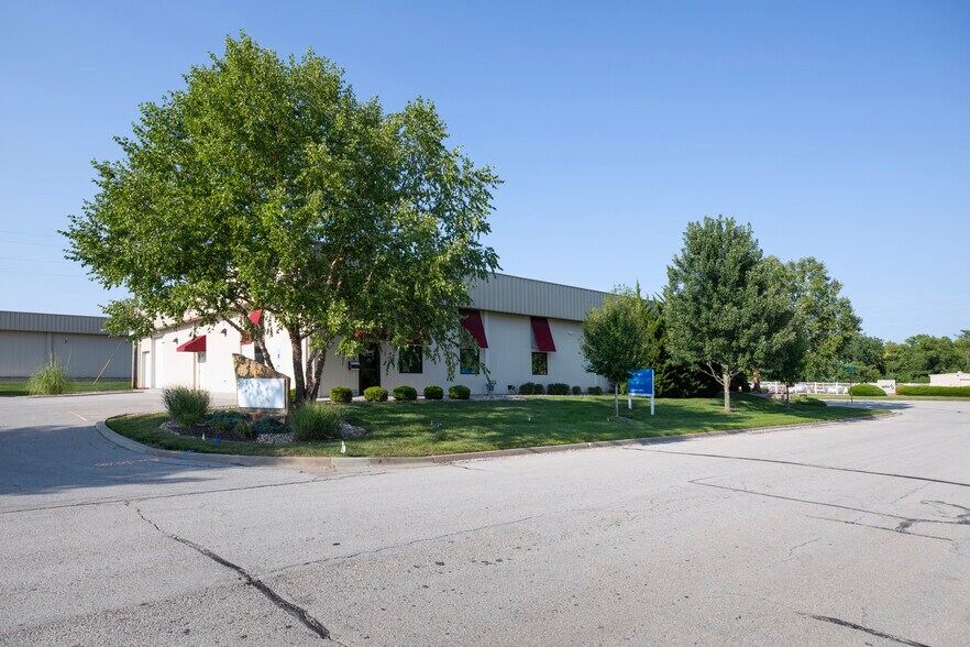 120 SE 30th St, Lees Summit, MO for sale - Building Photo - Image 1 of 14