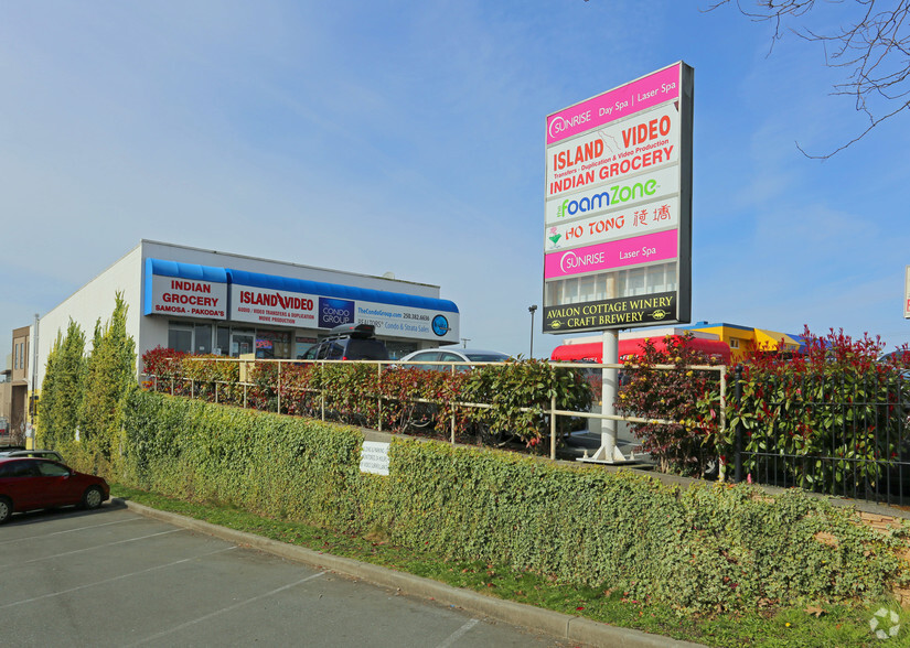 3388 Douglas St, Saanich, BC for lease - Building Photo - Image 3 of 6