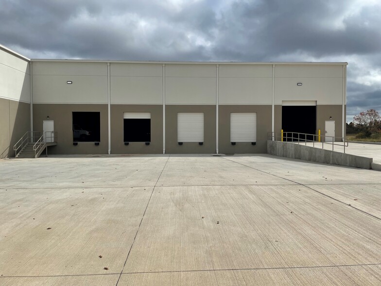 4151 Clay Business Dr, Katy, TX for lease - Building Photo - Image 3 of 4