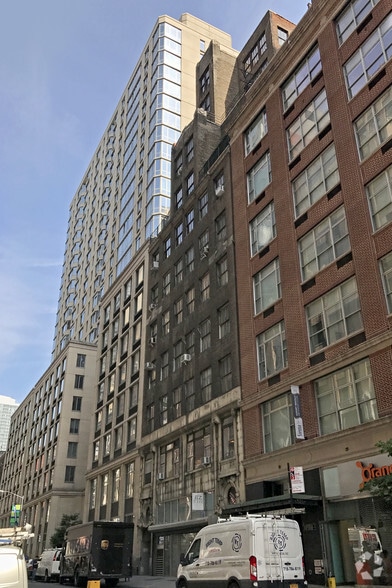 323-325 W 37th St, New York, NY for lease - Primary Photo - Image 1 of 9