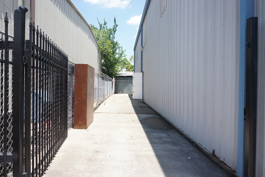 5611 Northdale St, Houston, TX for lease - Building Photo - Image 3 of 12