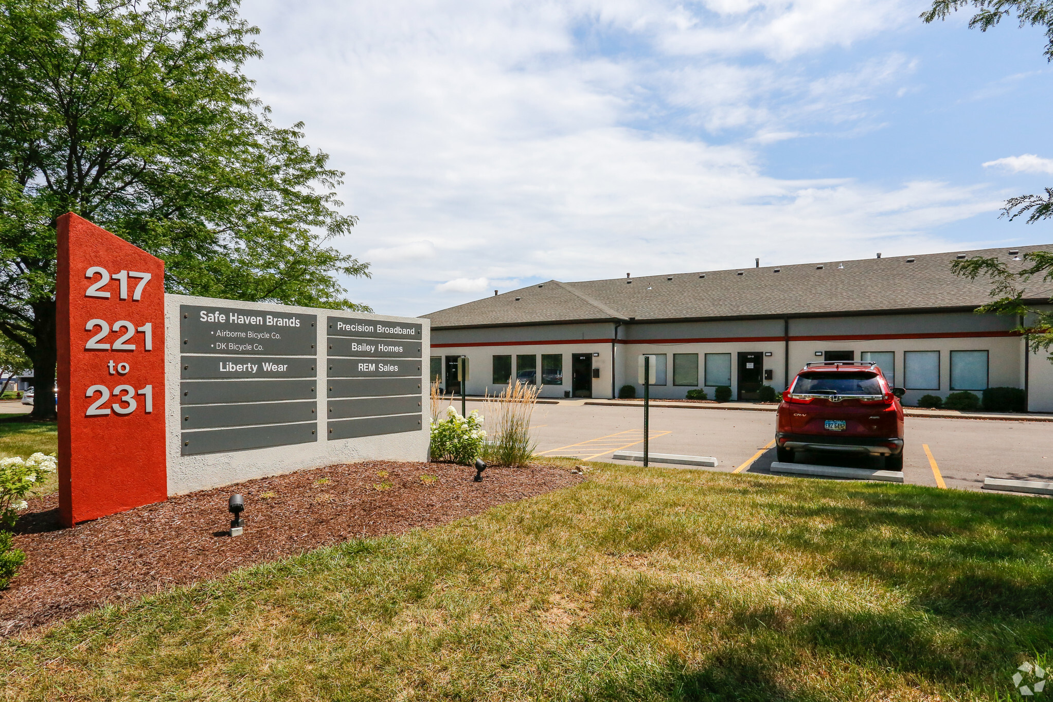 221-229 S Pioneer Blvd, Springboro, OH for lease Primary Photo- Image 1 of 9