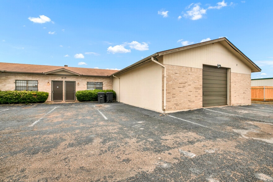 218 Deborah Dr, New Braunfels, TX for lease - Building Photo - Image 1 of 18