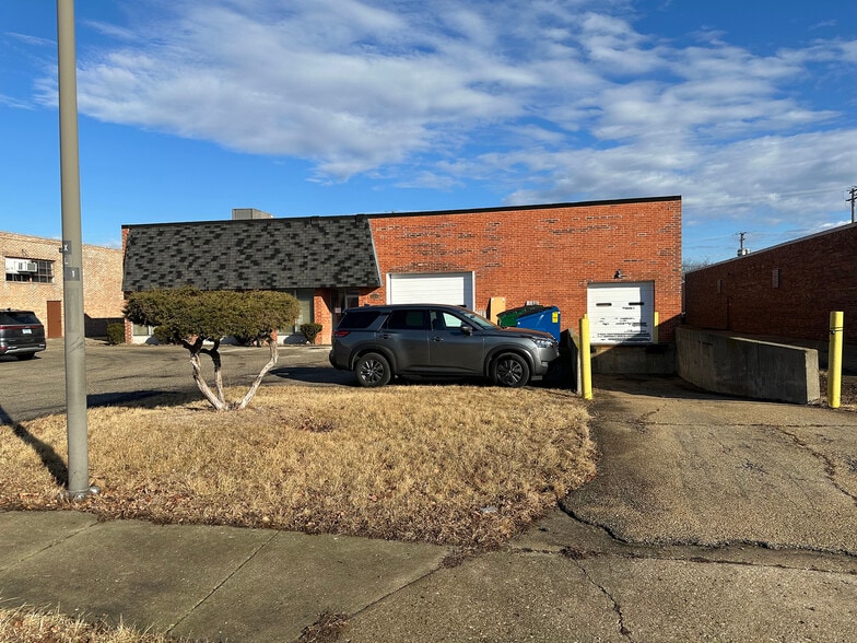 1440 Louis Ave, Elk Grove Village, IL for sale - Building Photo - Image 2 of 7