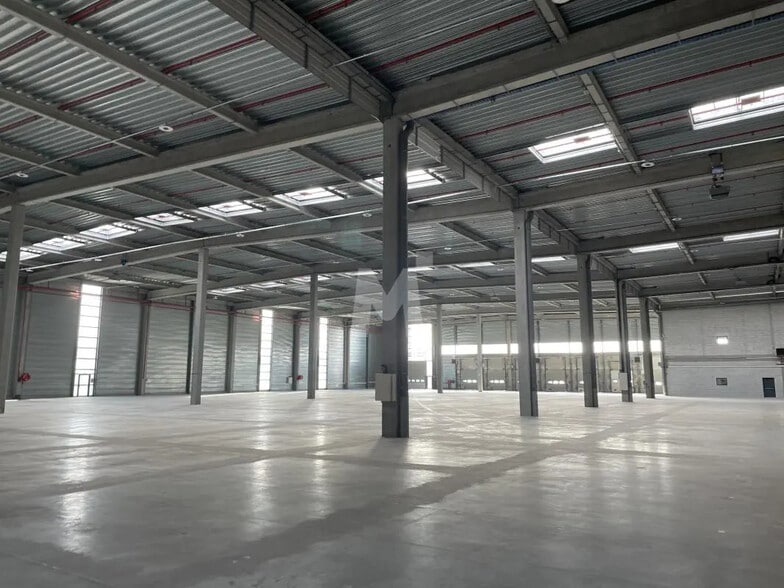 Office in Lieusaint for lease - Interior Photo - Image 2 of 7