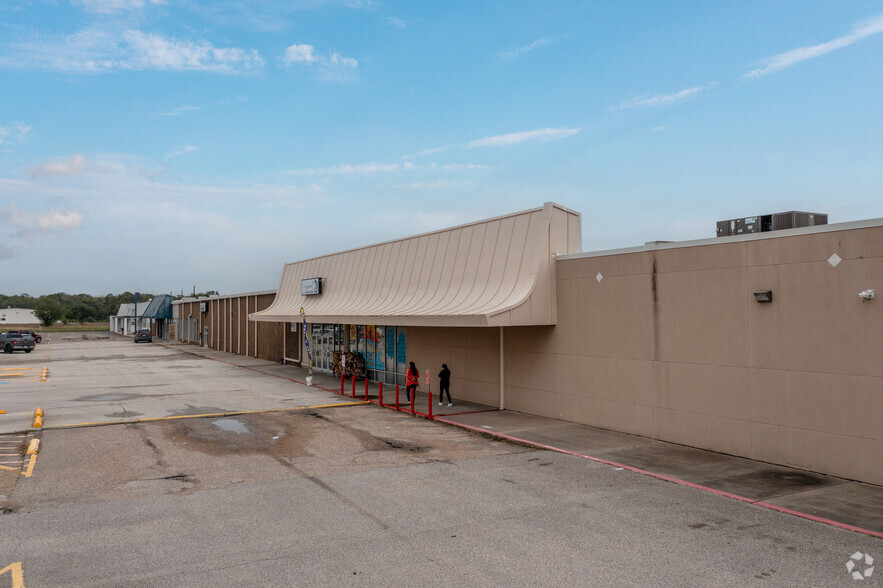 1033 Dixie Dr, Clute, TX for lease - Building Photo - Image 3 of 9