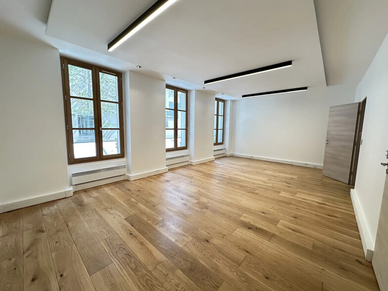 Office in Paris for lease - Interior Photo - Image 1 of 8