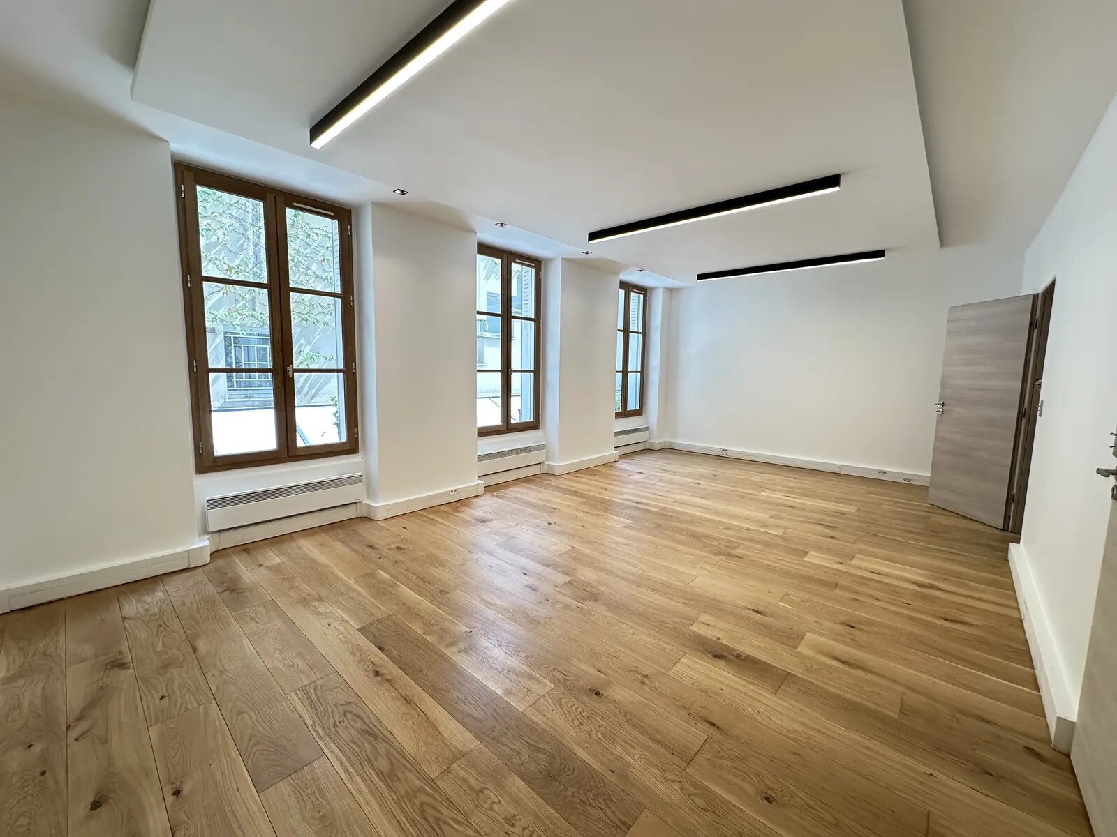 Office in Paris for lease Interior Photo- Image 1 of 9