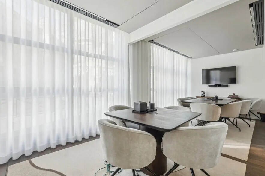 34-42 Avenue Raymond Poincaré, Paris for lease - Building Photo - Image 2 of 13