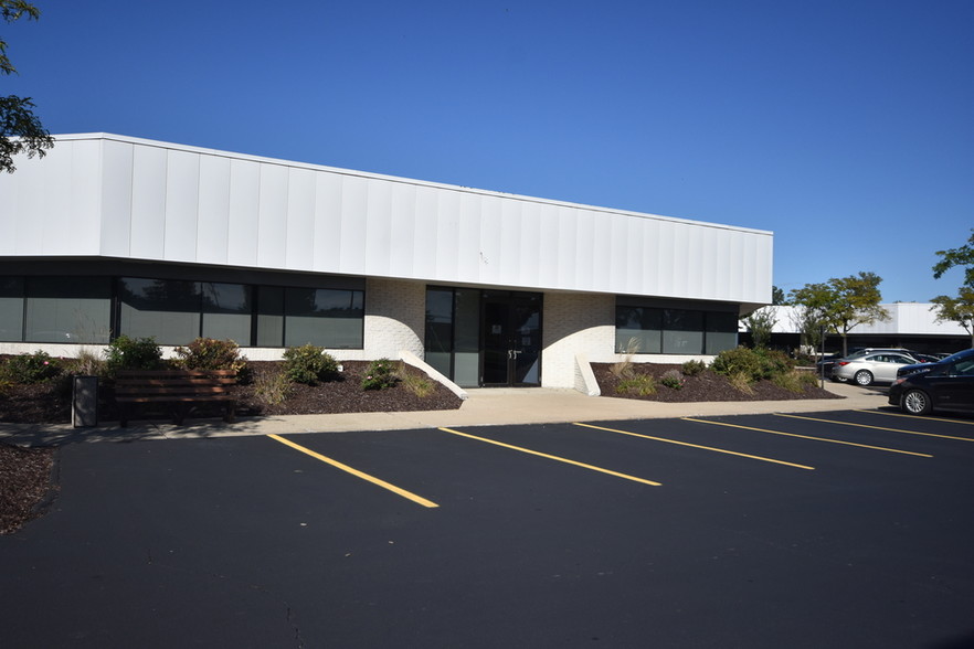 1225 E Big Beaver Road, Troy, MI for lease - Building Photo - Image 2 of 10