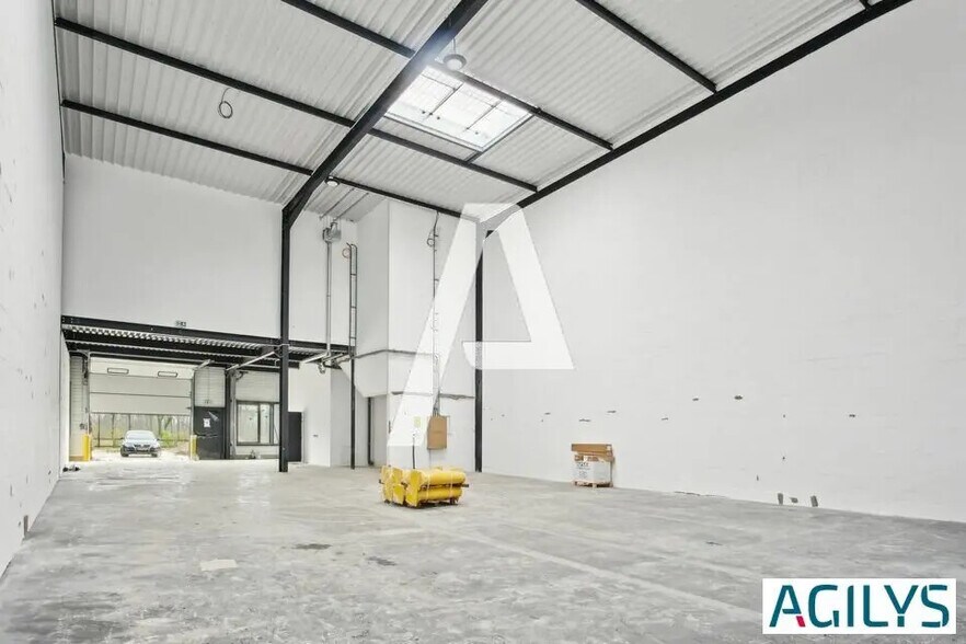 Flex in Courtry for sale - Interior Photo - Image 3 of 4