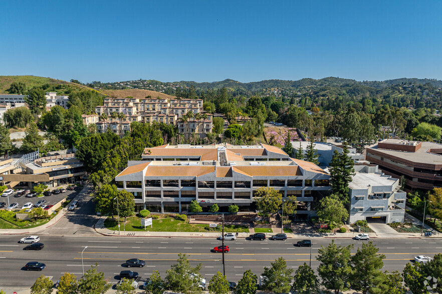 20700 Ventura Blvd, Woodland Hills, CA for sale - Building Photo - Image 2 of 23