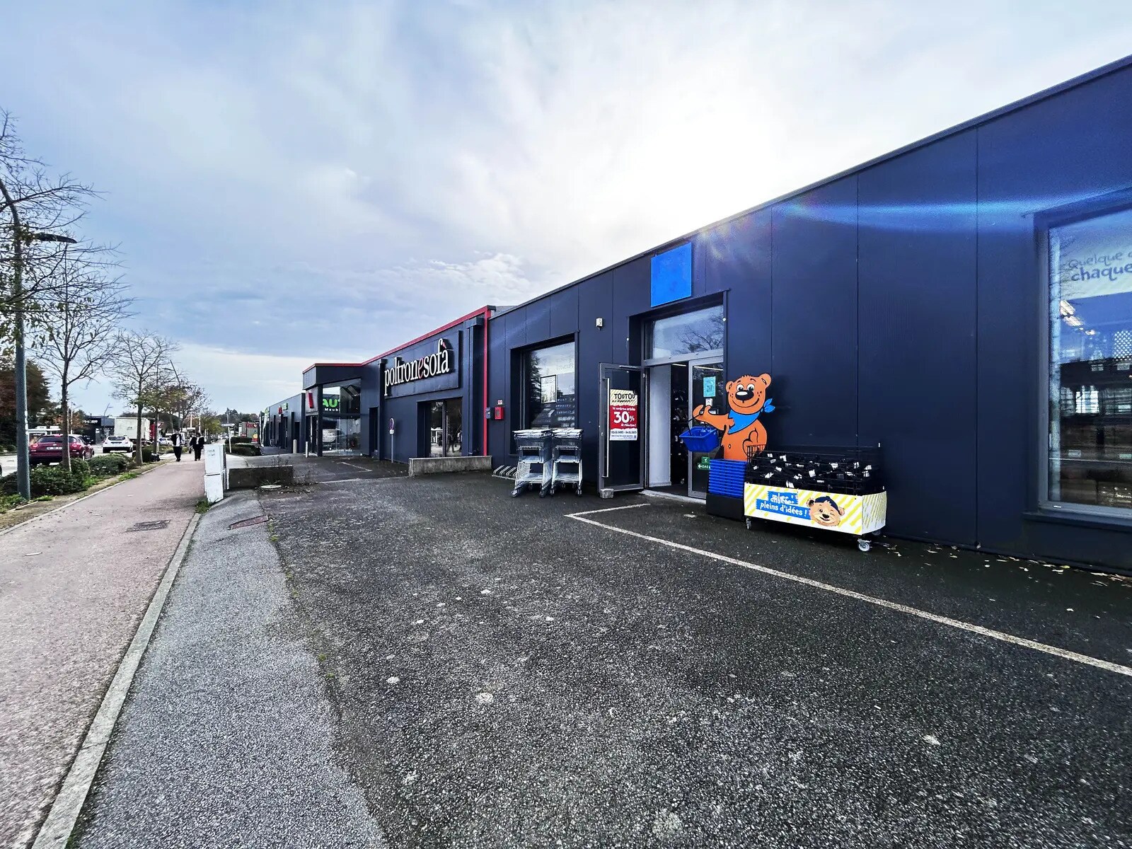 Retail in Lorient for lease Building Photo- Image 1 of 3