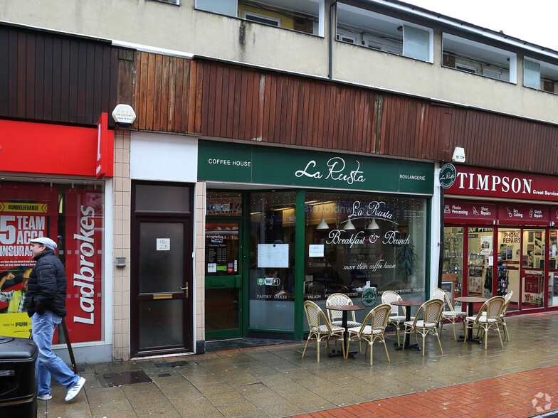 18-20 Broadwalk, Crawley for sale - Primary Photo - Image 1 of 1