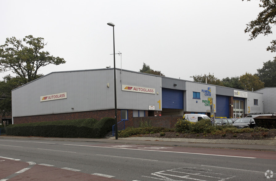 1 Gatwick Rd, Crawley for lease - Primary Photo - Image 1 of 2