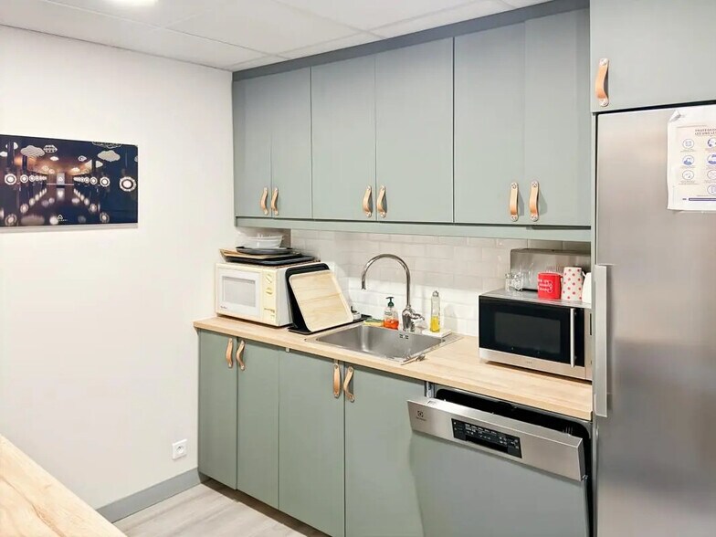 Office in Paris for lease - Building Photo - Image 2 of 6