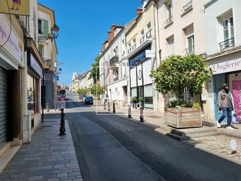 in Melun for sale - Primary Photo - Image 1 of 1