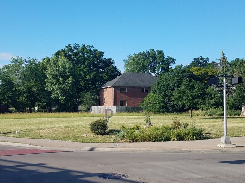 2411 W 8 Mile Rd, Detroit, MI 48203