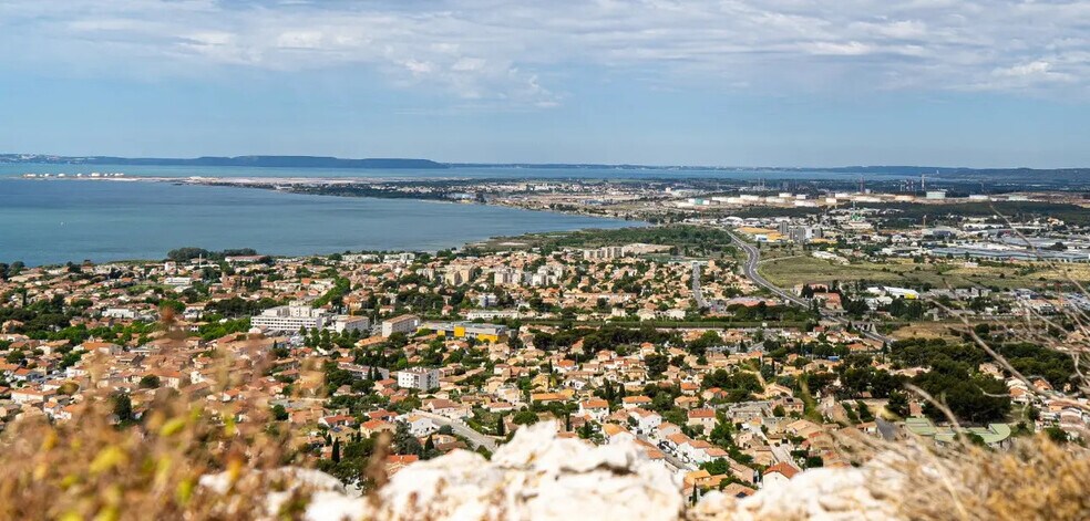 Retail in Rognac for sale - Aerial - Image 1 of 4